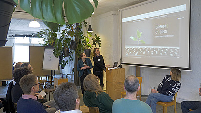Ein Foto von dem Workshop in Berlin. Elisabeth Schauermann (GI) und Carolin Henze (GI) präsentieren ihre Ergebnisse.